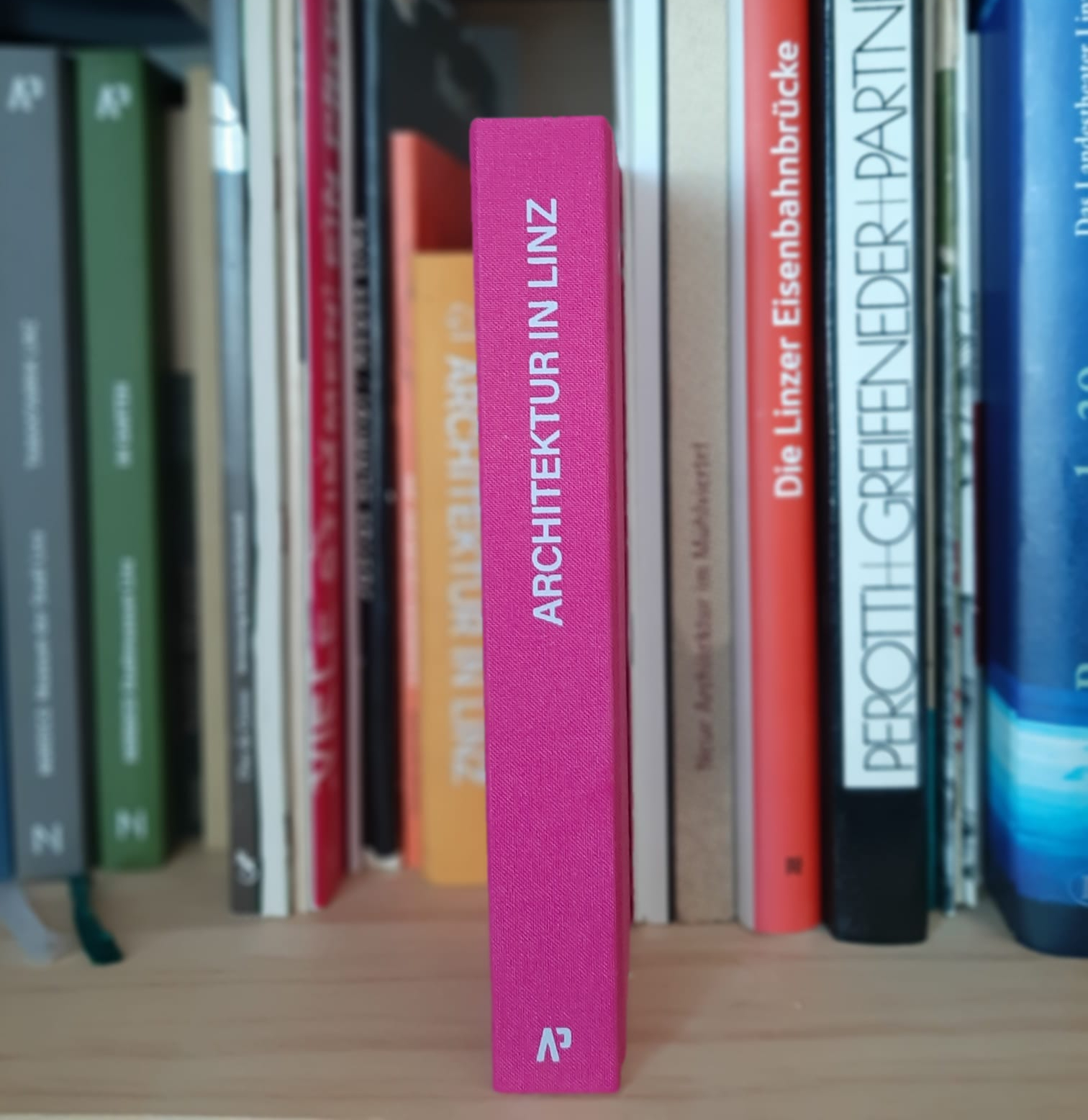 Buch im Regal_edited.jpg