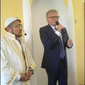 Luger in Moschee.jpeg